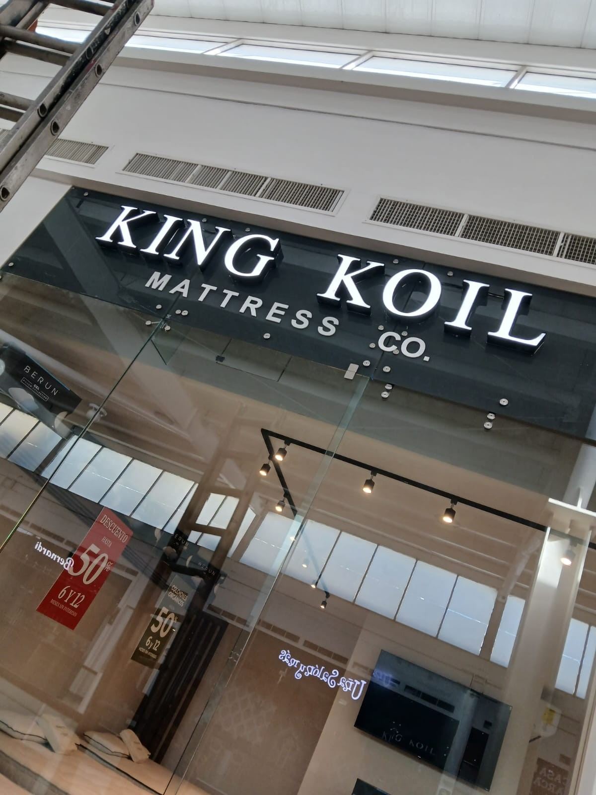 Letras 3D en fachada comercial