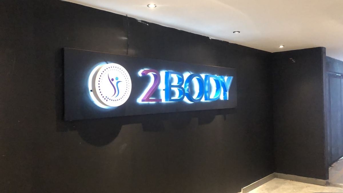 Letras 3D con luz LED instaladas en un muro interior