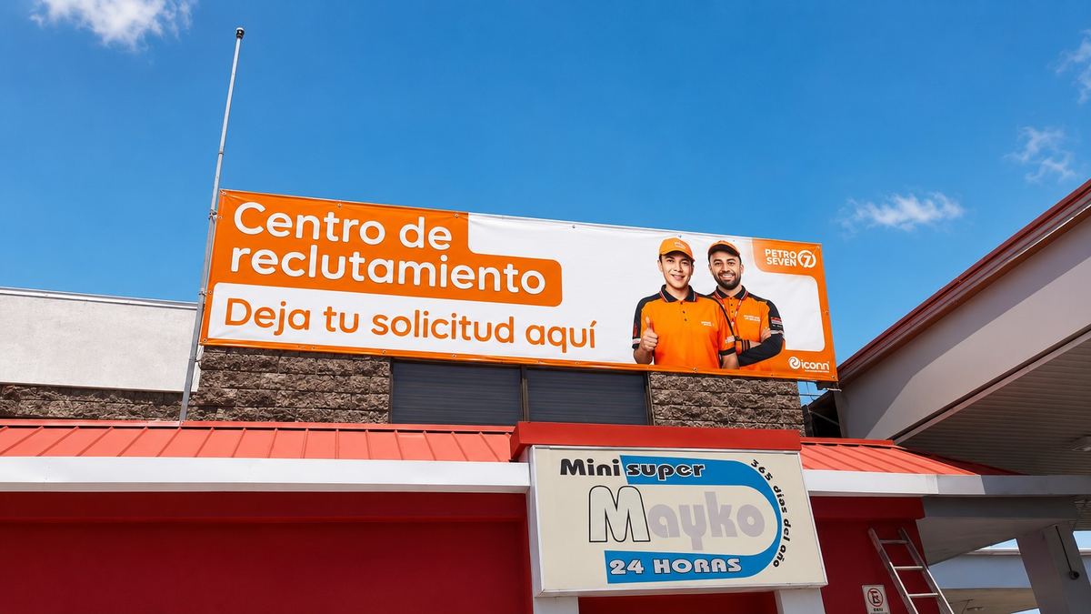 Lona impresa instalada sobre la fachada de un minisúper