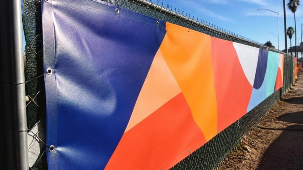 Lona reforzada impresa instalada en cerco de obra