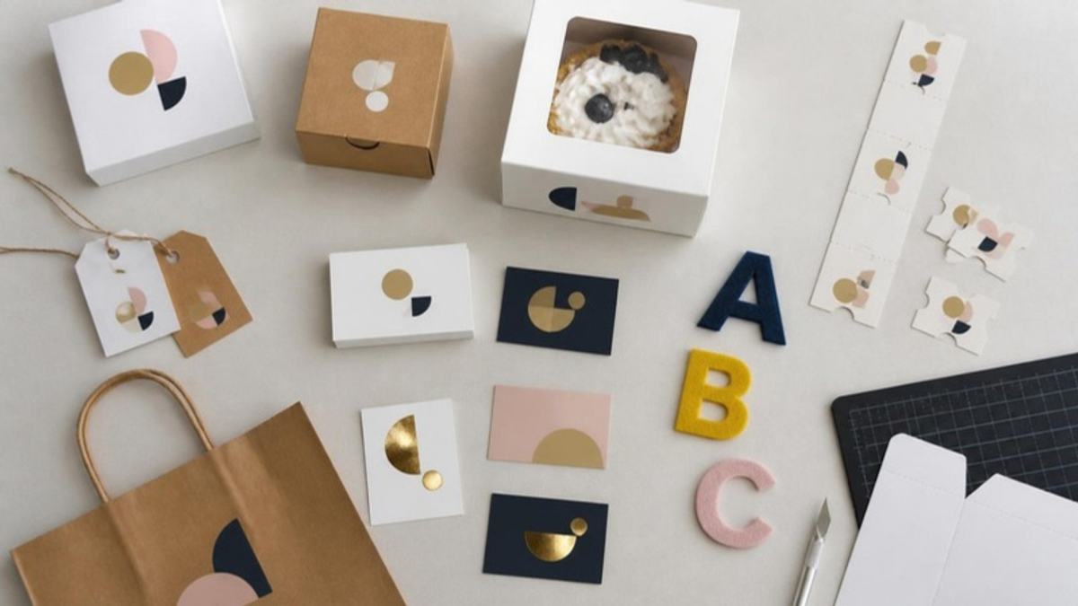 Cajas, etiquetas, tarjetas con dorado, boletos y letras de fieltro personalizadas
