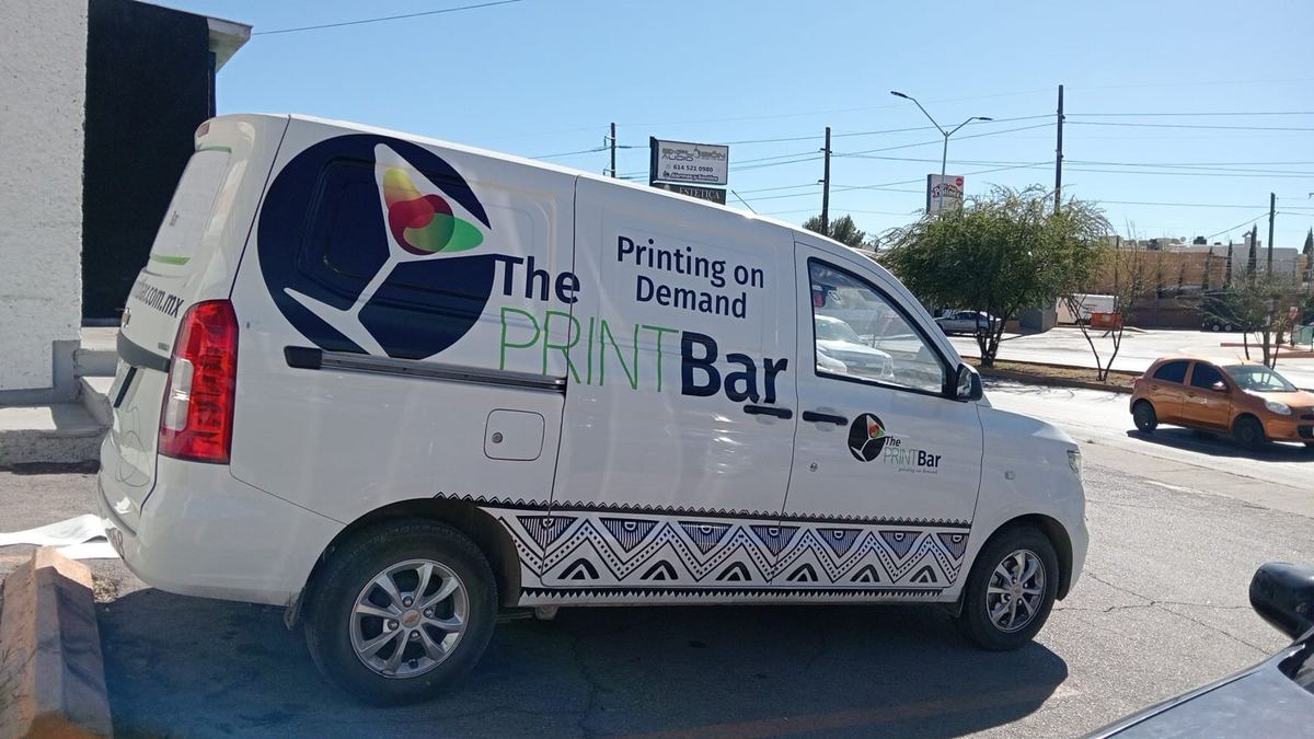 Camioneta rotulada con vinil de corte por L Printing